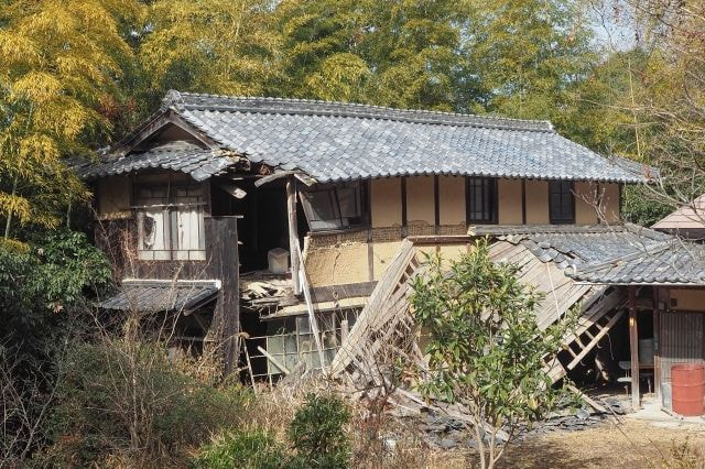 廃屋寸前の老朽化した空き家｜放置された家が「負の遺産」になる前に片付けと対策を